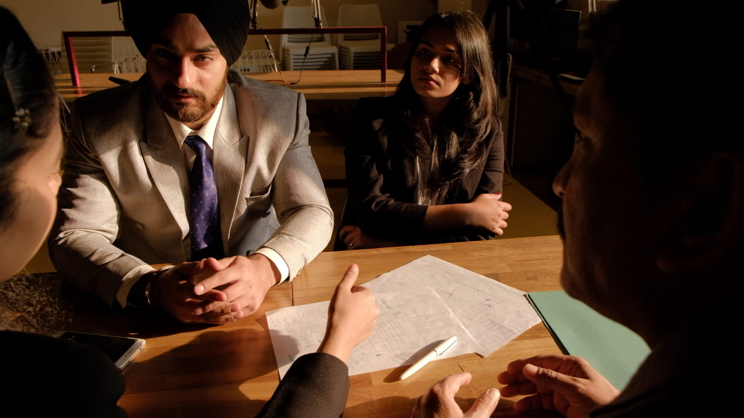 Detective realizando vigilancia discreta en caso de infidelidad.