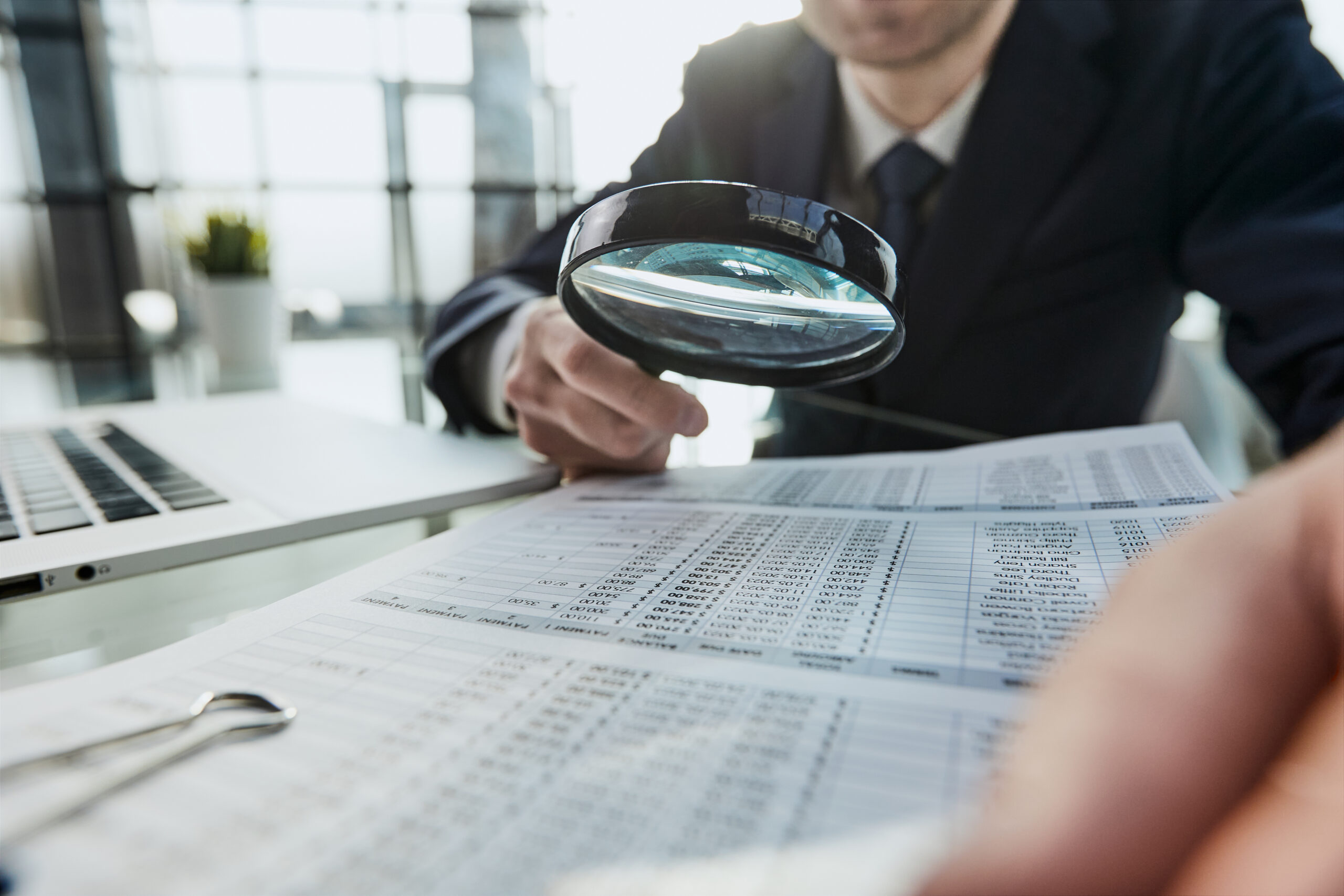 Detective trazando plan de investigación con herramientas profesionales.